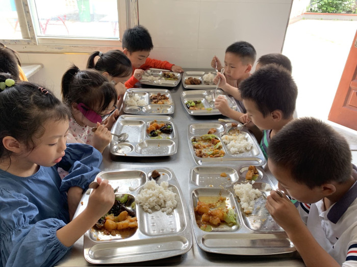 头陀辅导小学：“小午餐”吃出了“大营养”