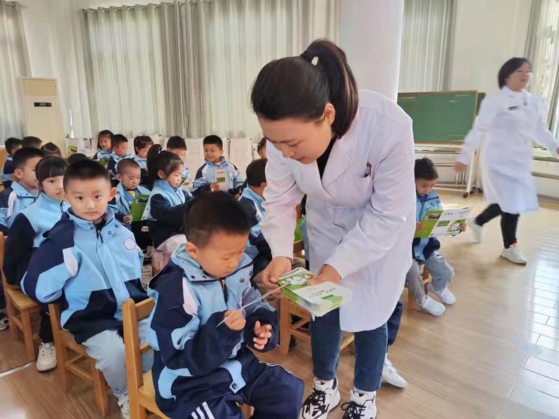 “健康口腔”暖民心行动走进中洲幼儿园教育集团