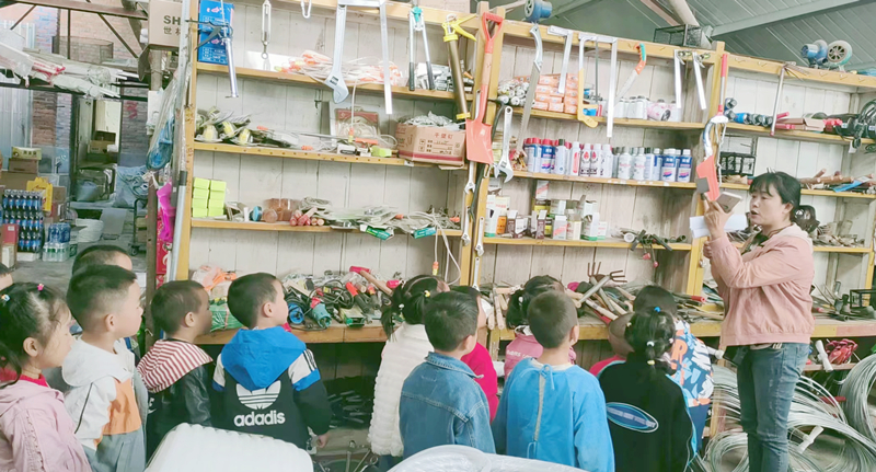 姚河中心幼儿园组织学生参观“悦购”超市